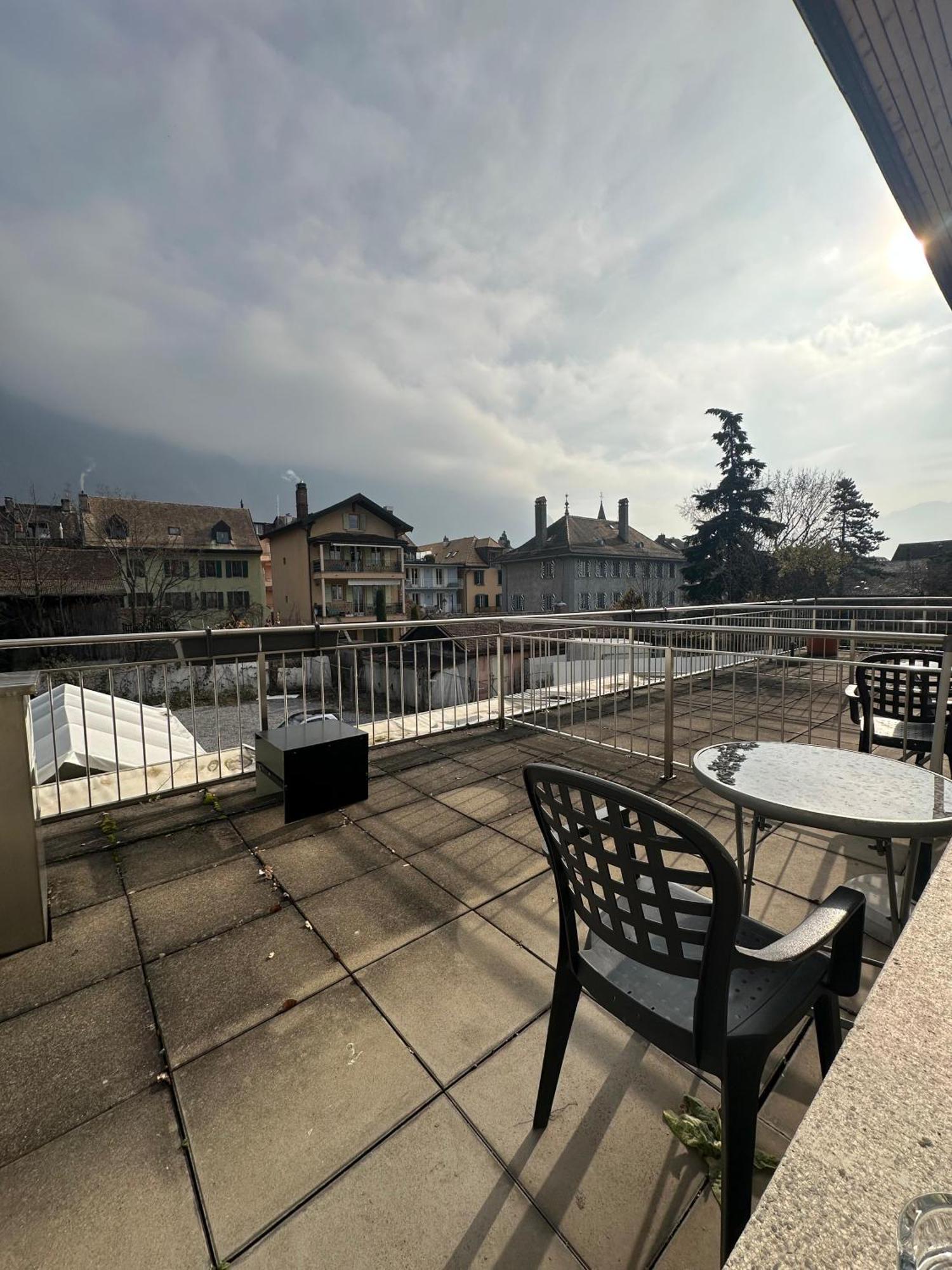 Hotel Du Quai Villeneuve Exteriör bild